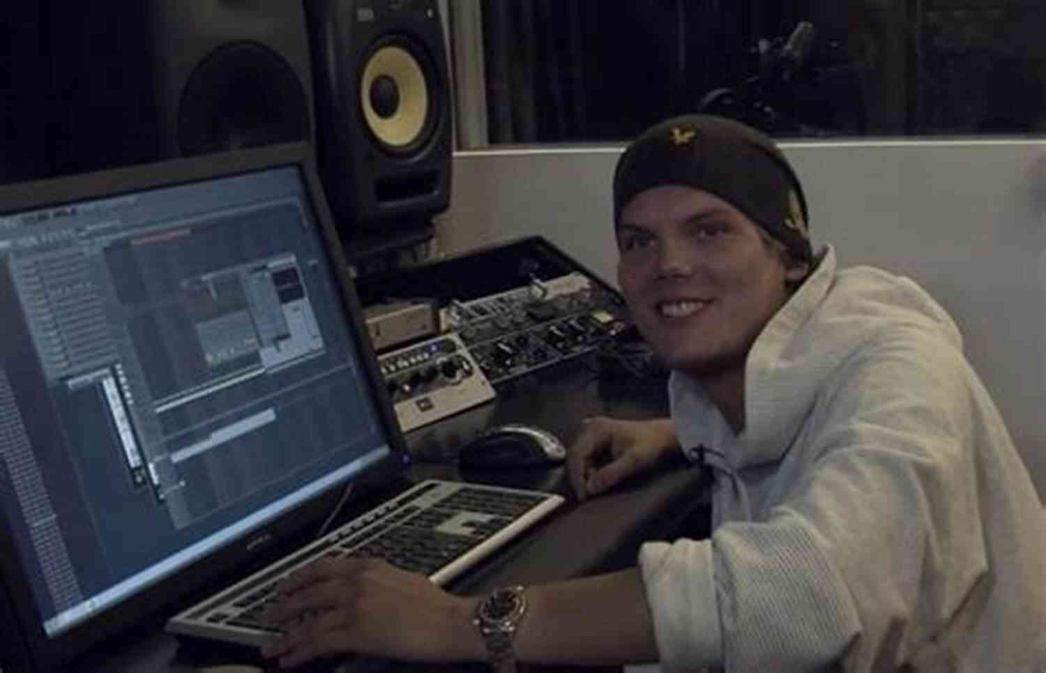 Avicii Working In His Music Studio, Lost In The Creative Process SUMMARY OF TIM BY MANS MOSESSON: The Official Biography Of Avicii