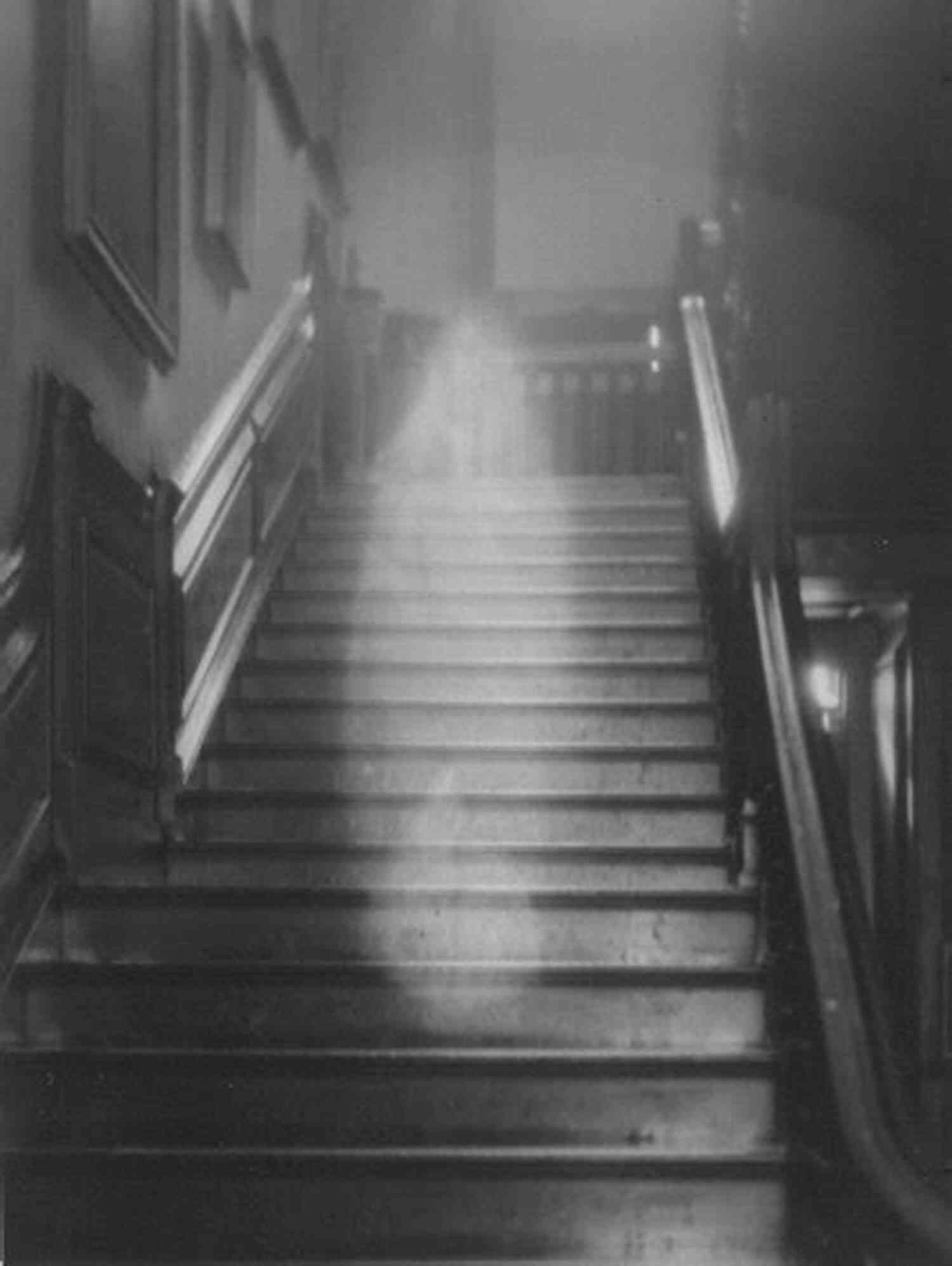 Eerie Apparitions Haunting The White Plains Plantation When The Devils Be Callin 21 Pages (White Plains Plantation)